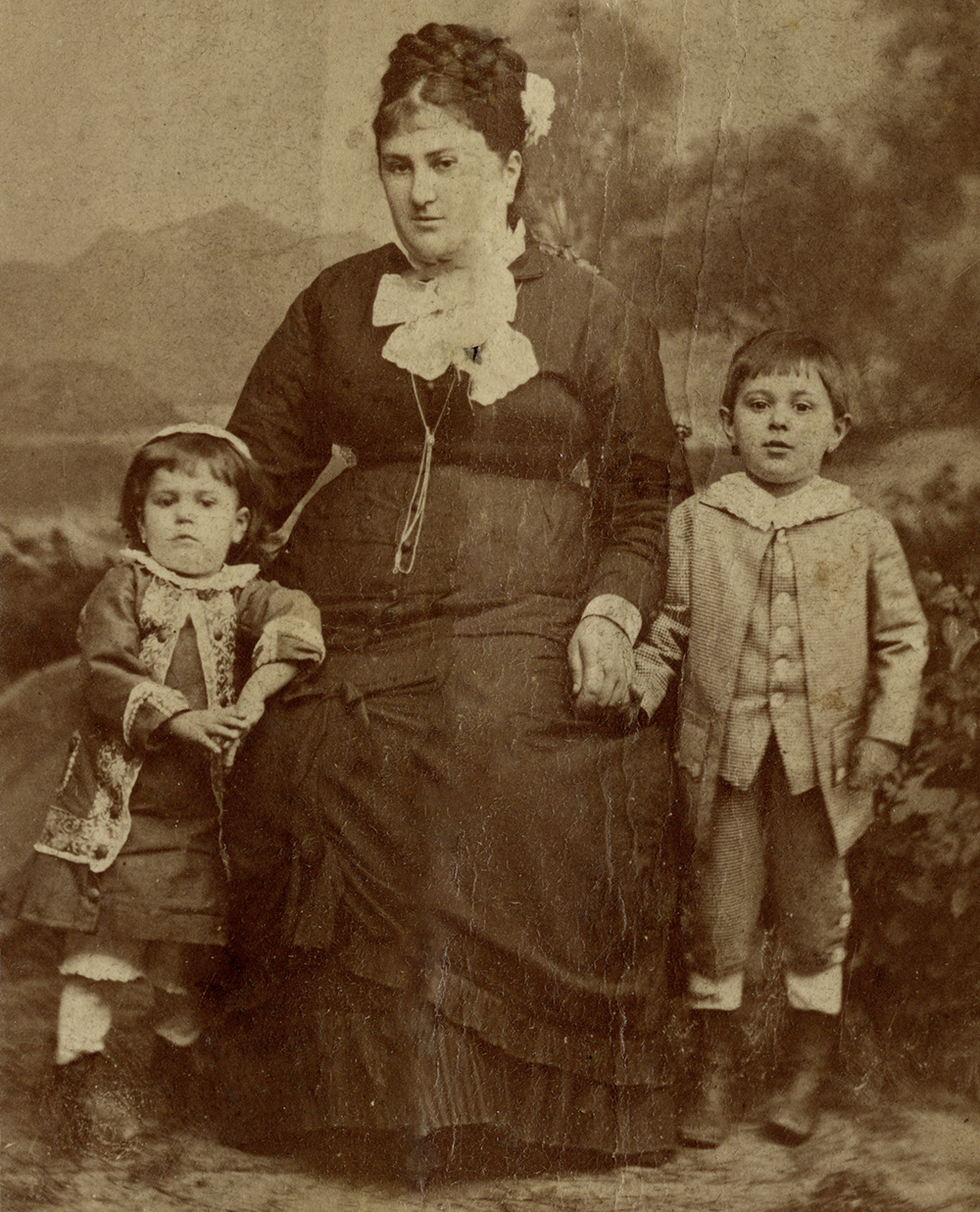 Schwester Ottilie, Mutter Pauline und Arnold Schönberg, 1874